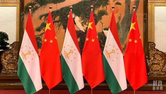 △塔吉克斯坦国旗与五星红旗。（总台央视记者段德文拍摄）