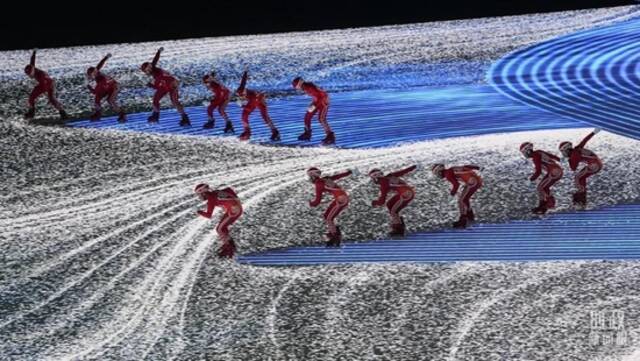 △开幕式上，滑冰运动员滑过冰面后，留下长长的轨迹。（总台国广记者李晋拍摄）