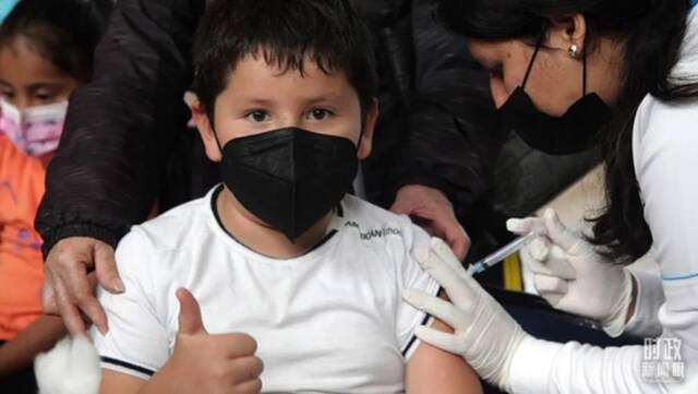 △2021年12月，厄瓜多尔昆卡，5至11岁儿童接种中国新冠疫苗。（图/视觉中国）