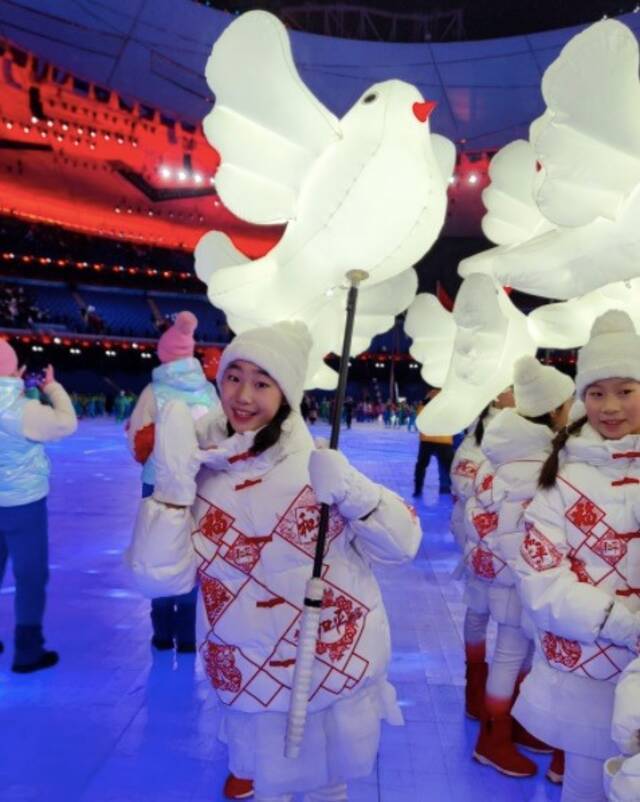 手举和平鸽的杨惠霓。北京小学供图