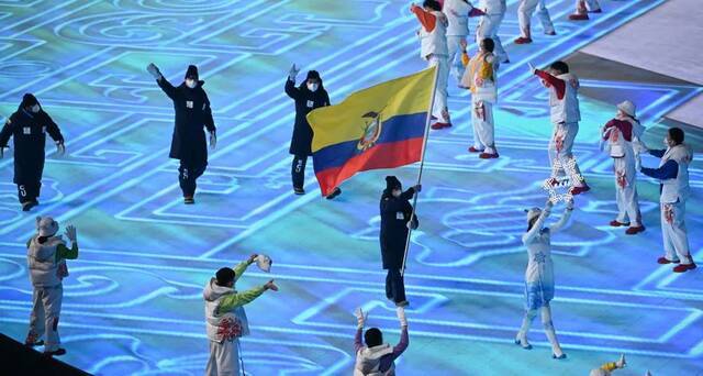 2月4日晚，第二十四届冬季奥林匹克运动会开幕式在北京国家体育场举行。厄瓜多尔代表团旗手、高山滑雪运动员莎拉·埃斯科巴尔（中）是该国史上首位冬奥女选手。新华社记者黄宗治摄