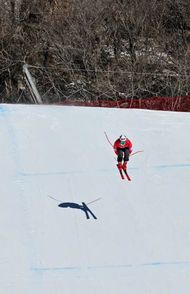 2月1日，位于北京冬奥会延庆赛区的国家高山滑雪中心举行全要素演练。图为一名试滑员在赛道上试滑。新华社记者连振摄
