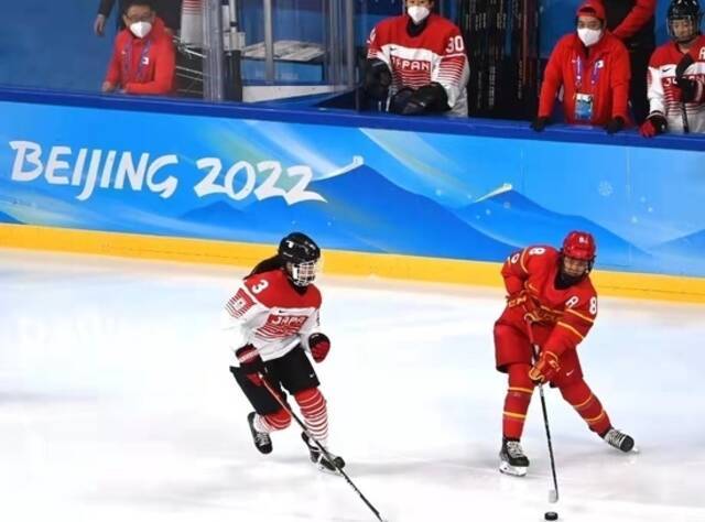 中国女子冰球队战胜日本队，豪取两连胜！
