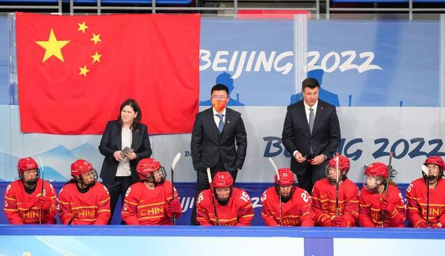 2月6日，中国队球员在场边观战。新华社记者孟永民摄