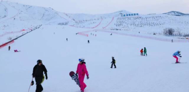 “点燃”主火炬的她来自“人类滑雪起源地”