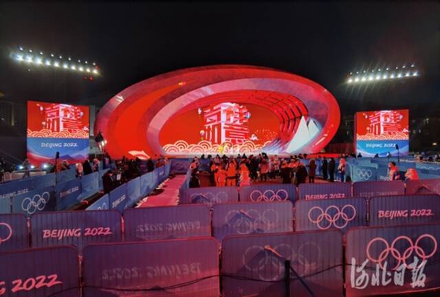 现场！北京冬奥会首场颁奖仪式在张家口颁奖广场举行