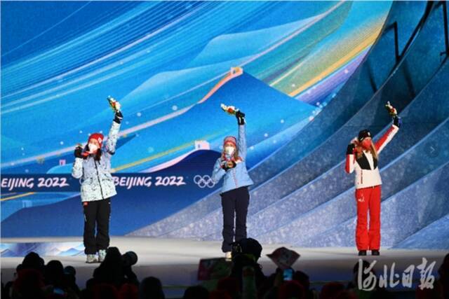 北京冬奥会的首场颁奖仪式正在举行。河北日报记者张昊摄