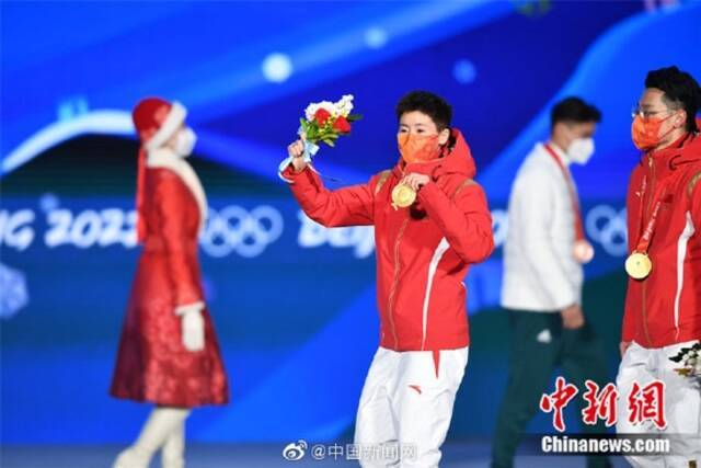 中国队首金颁奖仪式 武大靖范可新又哭了