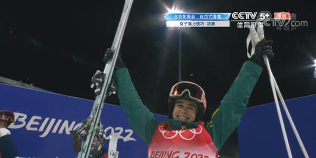 澳大利亚运动员获得自由式滑雪女子雪上技巧金牌