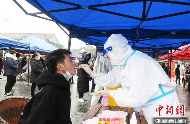 图为广西百色市田阳区加强疫情防控全员核酸检测工作。黄国顺摄