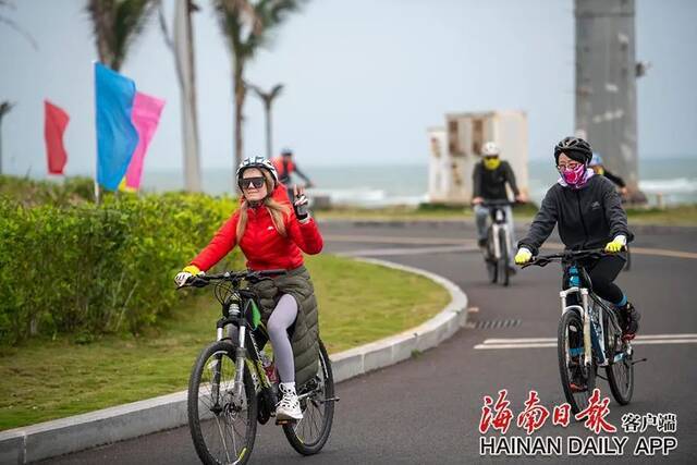 2月5日，游人在博鳌海滨骑行观光。特约记者蒙钟德摄