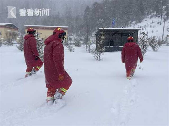 视频｜男子衣衫单薄徒步遭遇暴雪被困 消防紧急救援