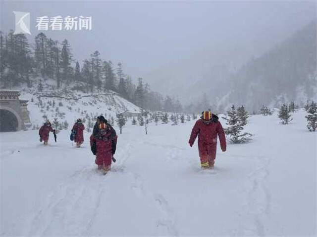 视频｜男子衣衫单薄徒步遭遇暴雪被困 消防紧急救援