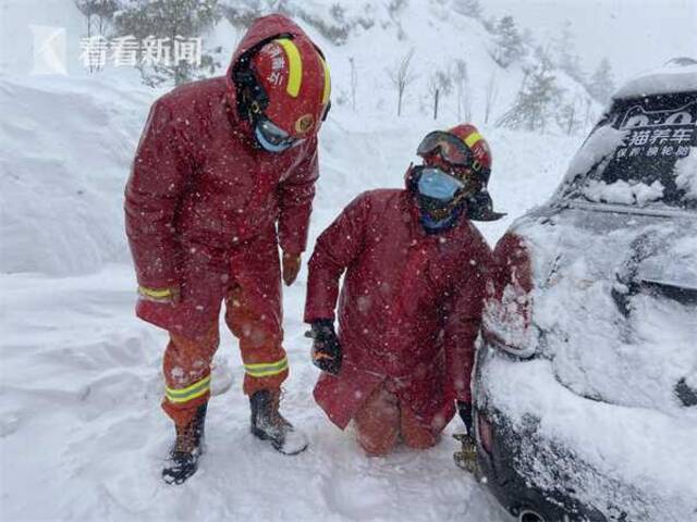 视频｜男子衣衫单薄徒步遭遇暴雪被困 消防紧急救援