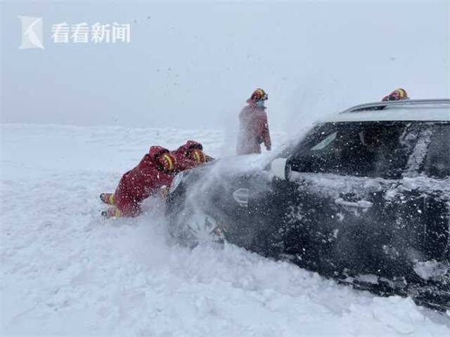 视频｜男子衣衫单薄徒步遭遇暴雪被困 消防紧急救援