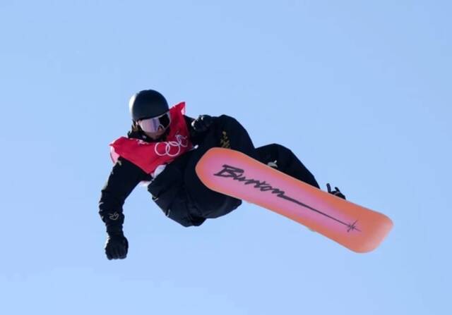 ▲2月6日，北京2022年冬奥会单板滑雪项目男子坡面障碍技巧资格赛，苏翊鸣在比赛中图/新华社