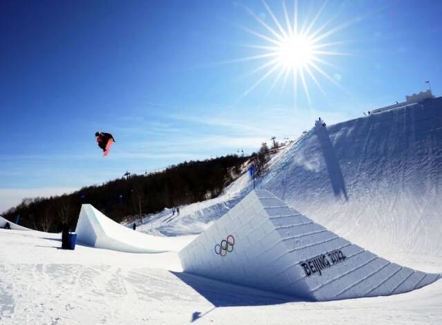 ▲2月6日，北京2022年冬奥会单板滑雪项目男子坡面障碍技巧资格赛，苏翊鸣在比赛中图/新华社