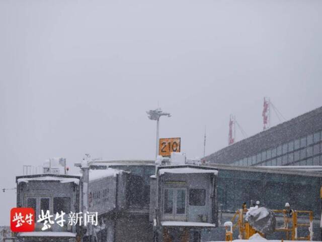 南京机场大雪 大面积航班延误升级至黄色预警