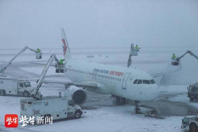 南京机场大雪 大面积航班延误升级至黄色预警