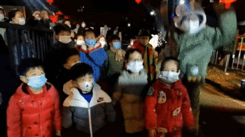 烟花绽放、踩爆“新冠病毒”气球，上海中风险地区清零