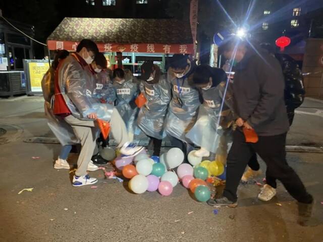 烟花绽放、踩爆“新冠病毒”气球，上海中风险地区清零