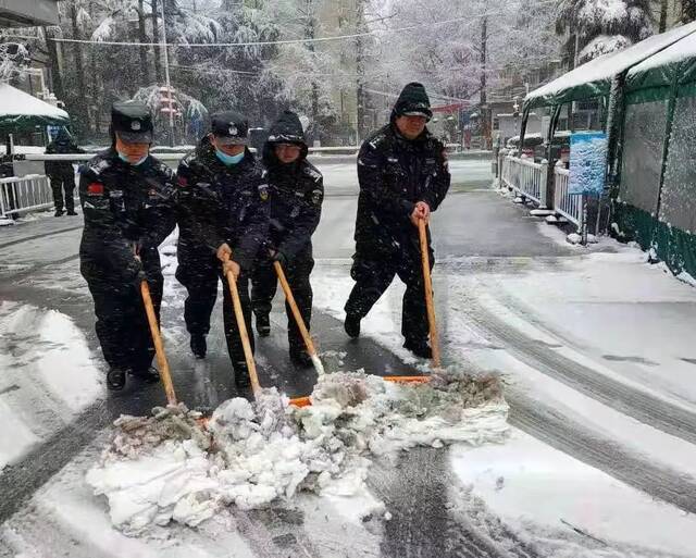 抢不到冰墩墩的你，快来南航看“雪绒绒”吧！