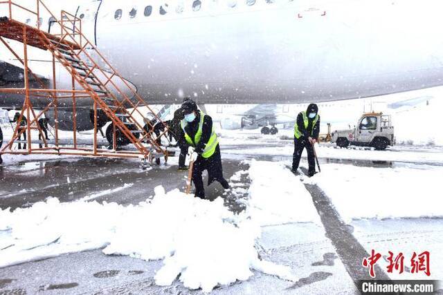 工作人员扫雪除冰。东航江苏公司供图