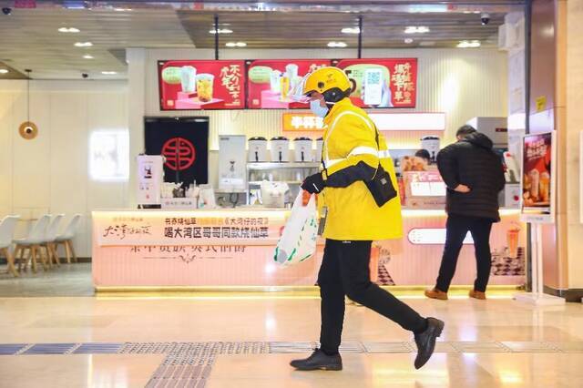 “就地过年”带火年夜饭外卖，春节餐饮消费恢复至疫情前水平