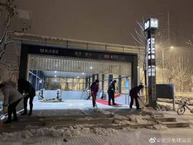 凌晨4点半，工作人员开始清扫积雪、铺设防滑垫、撒融雪剂，赶在地铁开班前为乘客做好准备。（图片来源：武汉地铁运营）