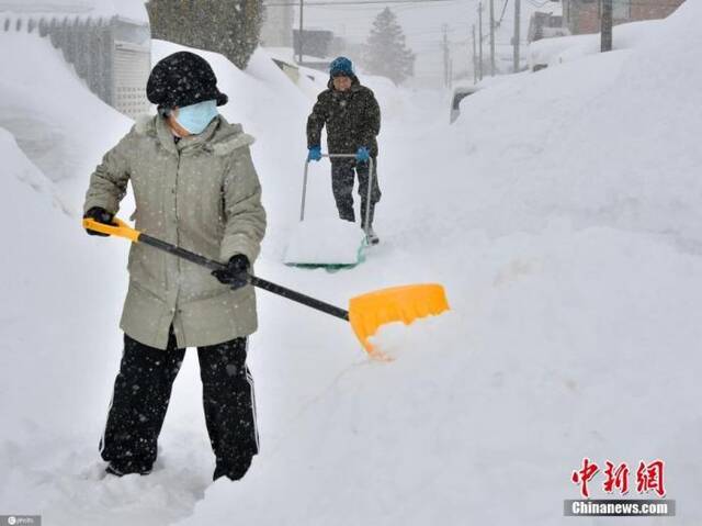 资料图：日本北海道，当地遭遇强暴风雪天气，道路积雪严重，市民出行受阻。图片来源：ICphoto