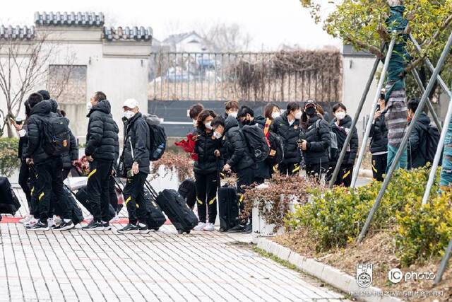 中国女足抵达苏州 将在定点酒店进行隔离