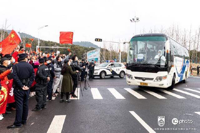 中国女足抵达苏州 将在定点酒店进行隔离