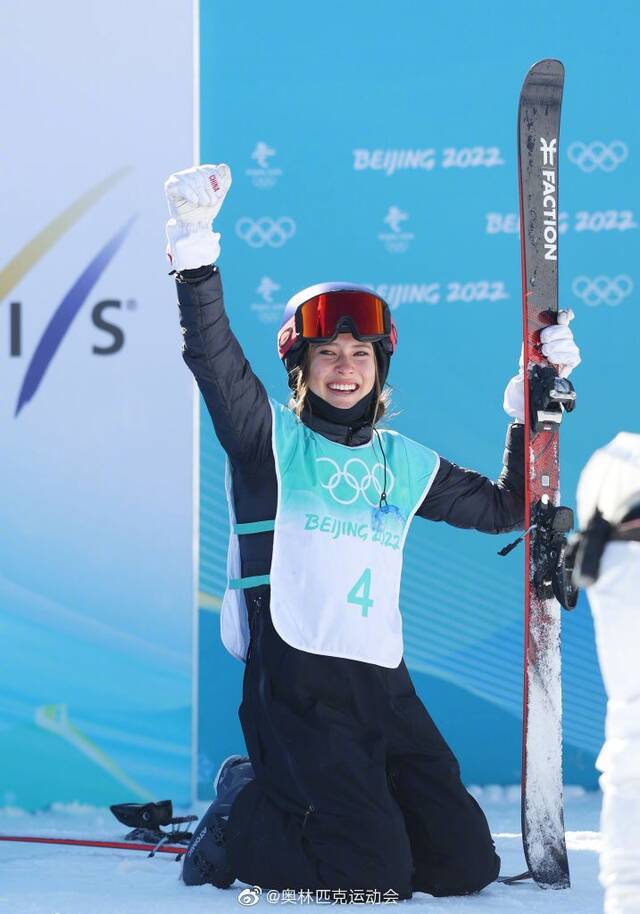 2月8日，自由式滑雪女子大跳台决赛上，谷爱凌获得金牌。图自@奥林匹克运动会