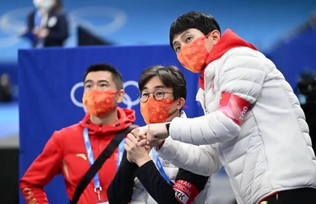 ▲2月5日，北京2022年冬奥会短道速滑项目混合团体接力半决赛，中国队遭对手干扰犯规，教练组等待裁判结果
