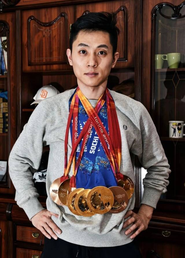 ▲2015年，安贤洙展示自己的奥运奖牌图/视觉中国