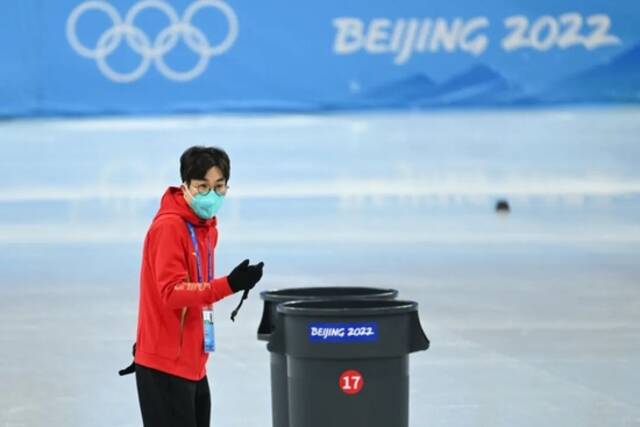 ▲1月30日，中国短道速滑队主教练金善台在指导队员训练