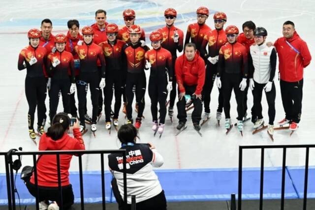 ▲1月30日，中国短道速滑队选手和中国香港队选手在训练结束后合影