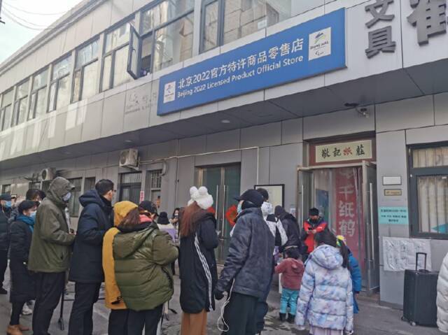 位于中关村的特许商品零售店排队现场拍摄：新浪科技