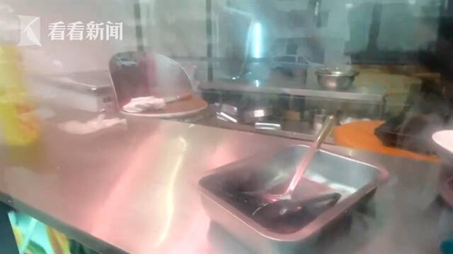 视频｜餐厅内惊现大老鼠爬进餐盘舔食 路人拍下曝光