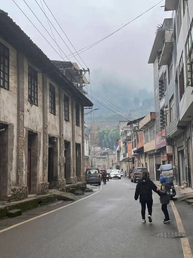 2021年12月11日，胡阳（化名）与母亲前往湖北恩施利川市忠路镇中心卫生院检查。新京报记者左琳摄