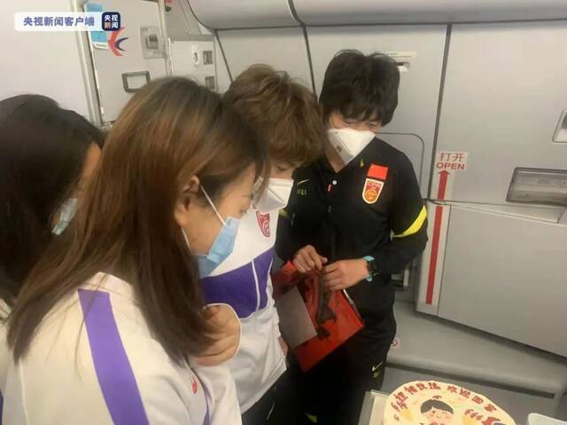 塔台：欢迎中国女足凯旋！队长：能不能送我们一个冰墩墩？