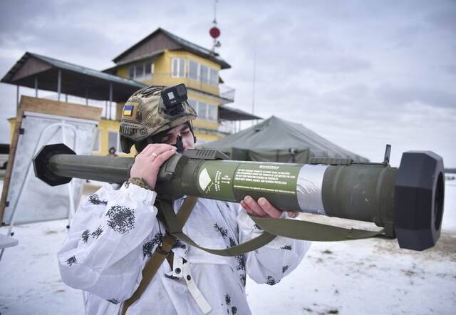 2022年2月4日，在乌克兰西部利沃夫附近的亚沃里夫军事训练场，一名乌克兰士兵在训练使用美国M141地堡打击武器（SMAW-D）导弹。