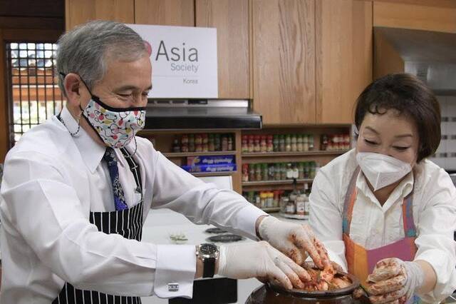 哈里斯参与制作韩国泡菜活动（图源：外媒）