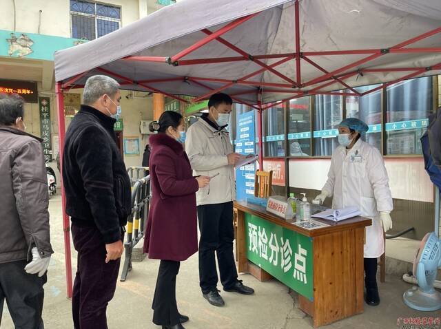 贵港市纪委监委督查组在桂平市马皮乡卫生院督导检查。