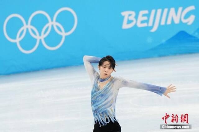 2月8日，北京冬奥会花样滑冰男子单人滑短节目比赛在首都体育馆举行，日本名将羽生结弦排在第21位出场并获得95.15分，这是他在北京冬奥会的“首秀”。中新社记者崔楠摄