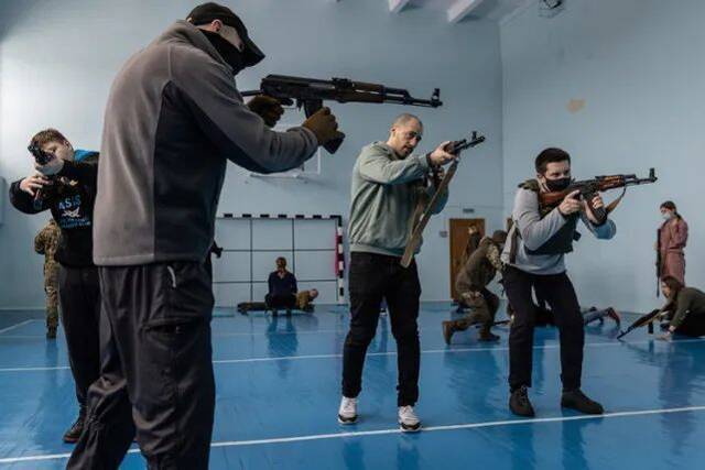 俄乌紧张局势升级乌克兰开始平民军事训练（人民视觉）