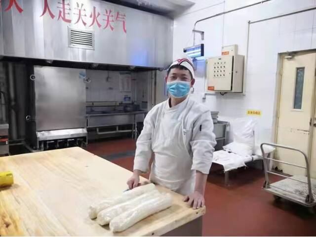 张万朋：食堂里“没事找事”的硬核班长