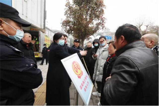 武汉中院执行局局长江宁（左三）引导租户有序维权