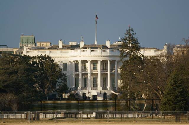 这是1月19日在美国首都华盛顿拍摄的白宫。（新华社发，沈霆摄）