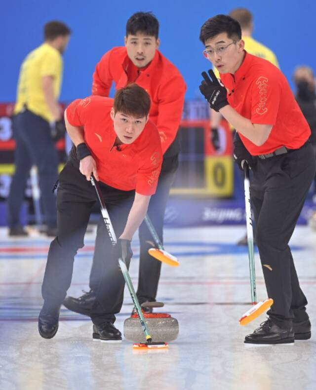 中国选手许静韬（右）、邹强（后）王智宇（左）在比赛中。图/新华社